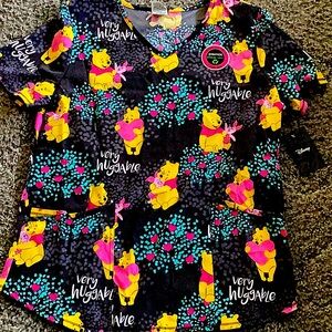 Women’s Disney Winnie The Pooh Scrub Top Size M